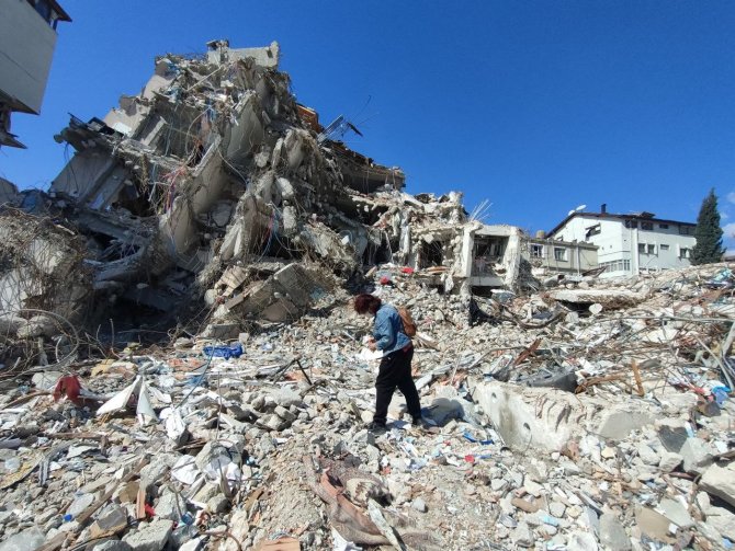 Öğretmenin Enkaz Arasında Annesinden Hatıra Bulma Çabası