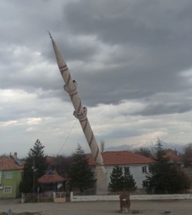 Malatya’da Hasarlı Caminin Minaresi Kontrollü Yıkıldı
