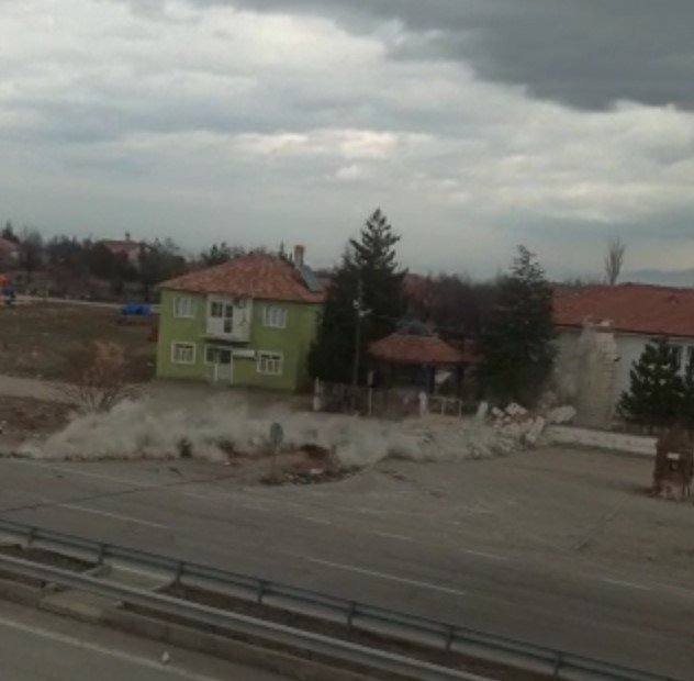 Malatya’da Hasarlı Caminin Minaresi Kontrollü Yıkıldı