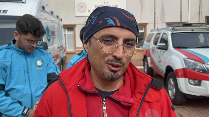 Evsiz Kalan Ailesine Değil Enkaz Altındaki Vatandaşların Yardımına Koştu