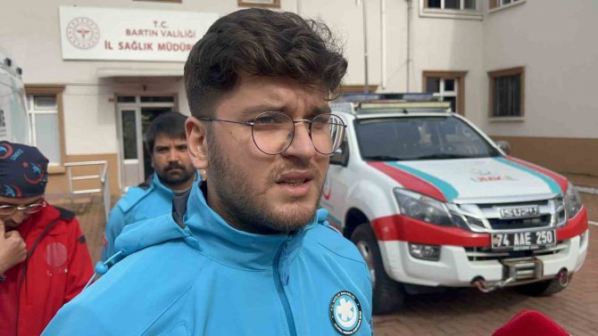 Evsiz Kalan Ailesine Değil Enkaz Altındaki Vatandaşların Yardımına Koştu