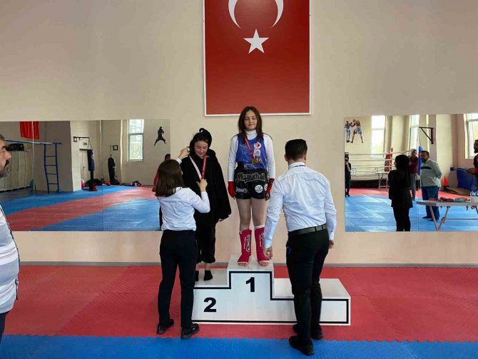 Ermenek’in Muay Thaici Kızlarından 5 Altın, 1 Gümüş