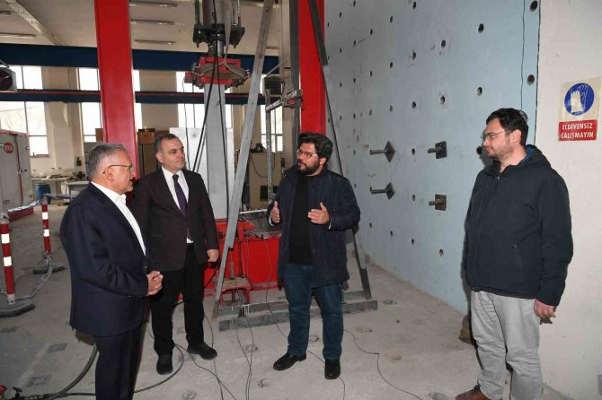 Başkan Büyükkılıç’tan Deprem Araştırma Laboratuvarı’na Ziyaret