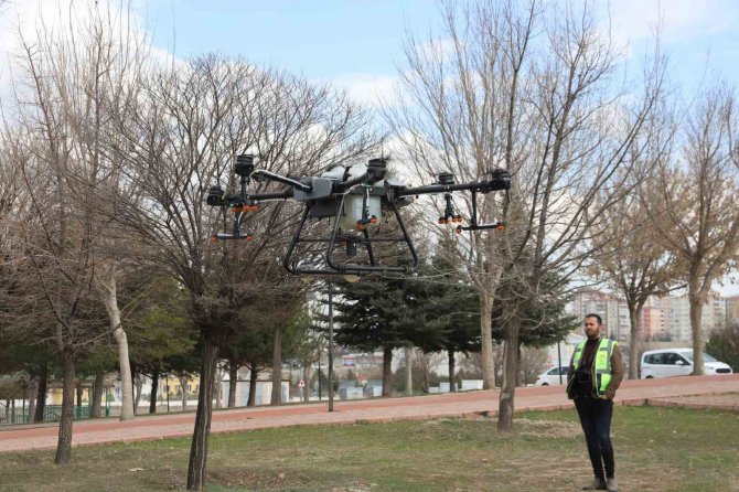 Kayseri Büyükşehir’den Drone İle Park İlaçlama Hizmeti