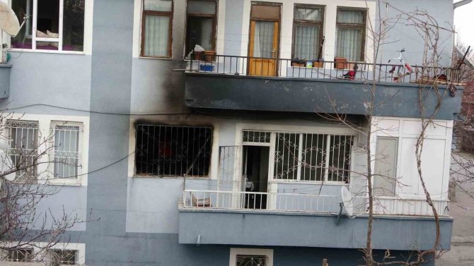 8’inci Kattan Düştü Ölmedi, Yangında Can Verdi