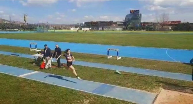 3 Adım Atlamada Şampiyonluğu Göğüsledi