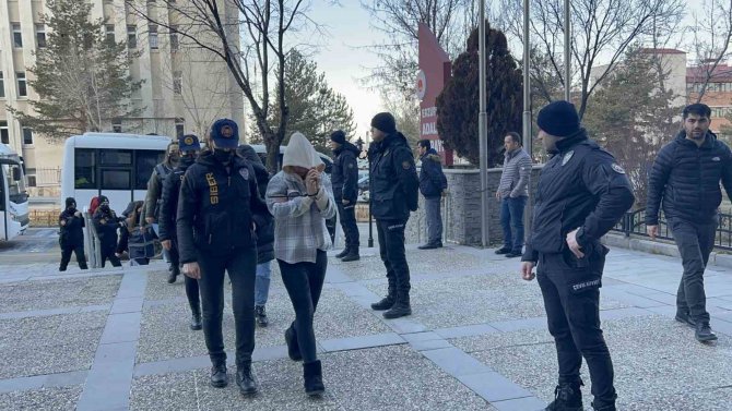 Sahte Araç Kiralama Sitesi Açarak 39 Kişiyi Dolandırdılar
