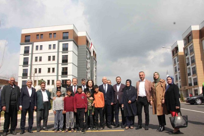 Mersin’deki Toki̇ Konutlarında Hak Sahipleri Evlerine Kavuştu