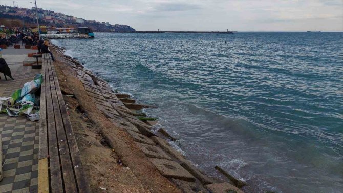 Balıkçılar Fırtına Öncesi Limana Çekildi