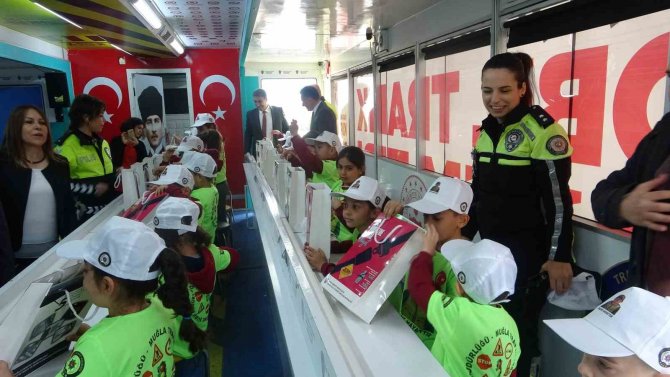 Muğla’da Öğrencilere Mobil Trafik Tırı İle Trafik Eğitimleri Veriliyor