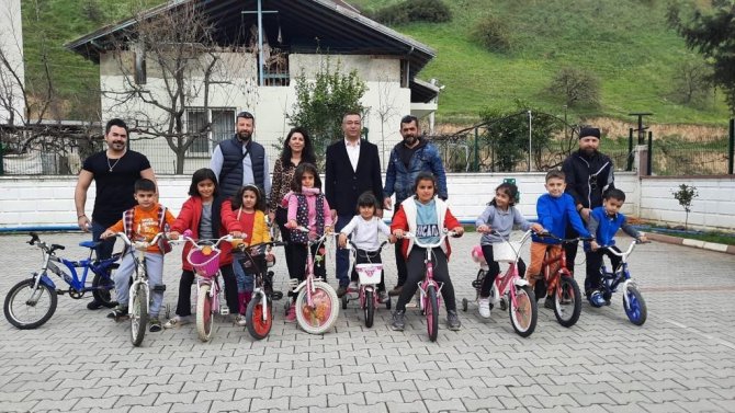 Depremzede Çocukları Mutlu Ettiler
