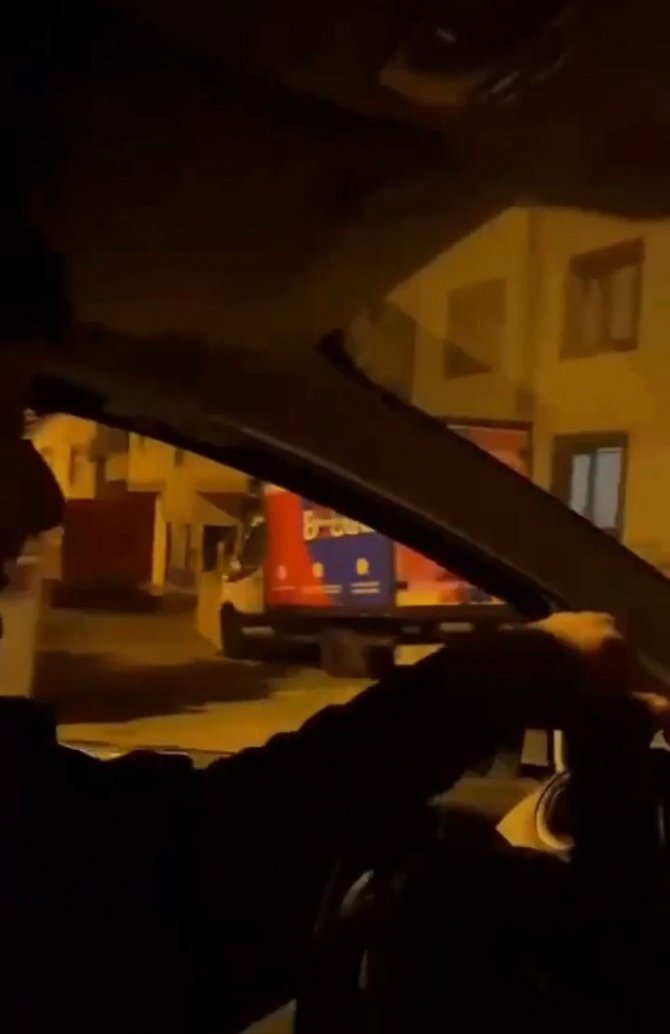 Pendik’te Maganda Genç Araç Camından Rastgele Ateş Açtı