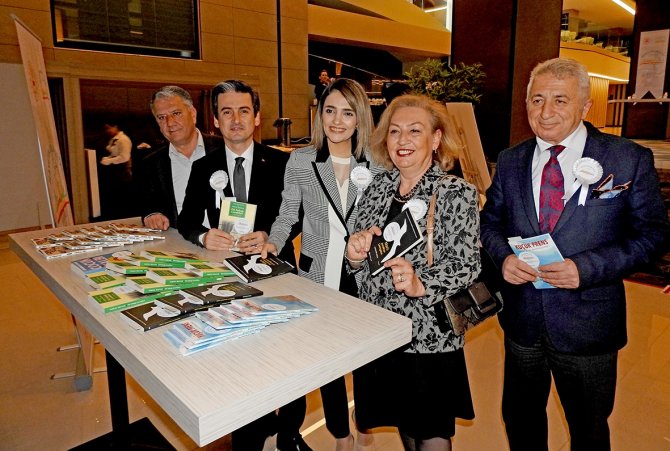 6 Saat Tv İzliyor, 4 Saat İnternette Vakit Geçiriyor, 1 Dakika Kitap Okuyoruz