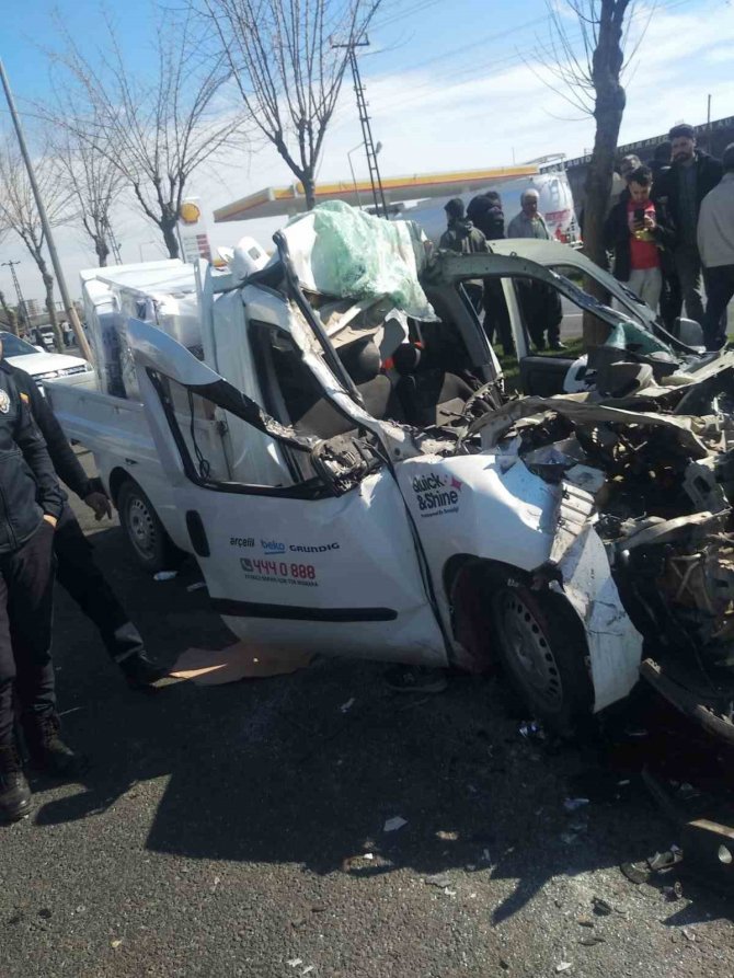 Kamyona Çarpan Aracın Sürücüsü Hayatını Kaybetti