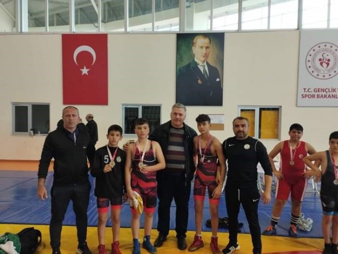 Güreşte Manisa’yı Sarıgöl Mustafa Metin İ̇mam Hatip Ortaokulu Temsil Edecek