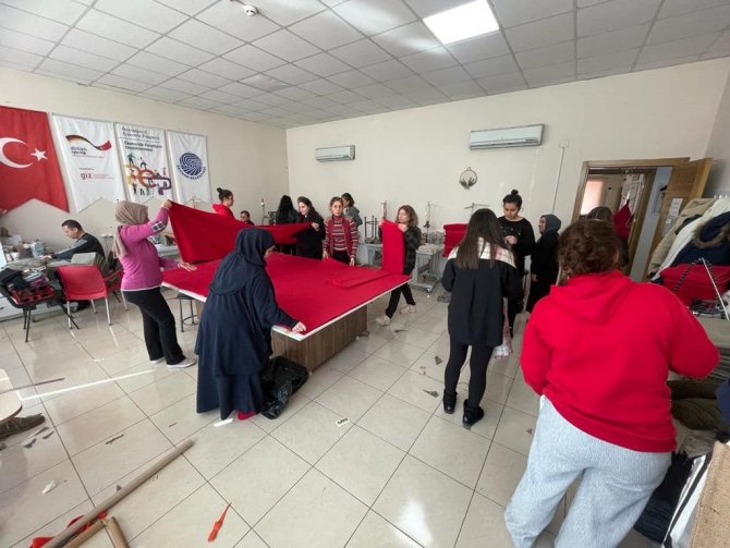 Seyhanlı Kadınlar Depremzedeler İçin Üretiyor