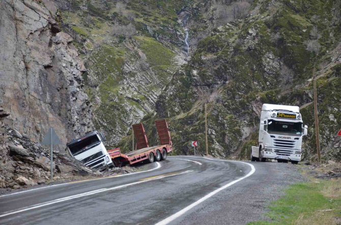 Beytüşşebap’ta Virajı Alamayan Tır Yol Kenarına Savruldu