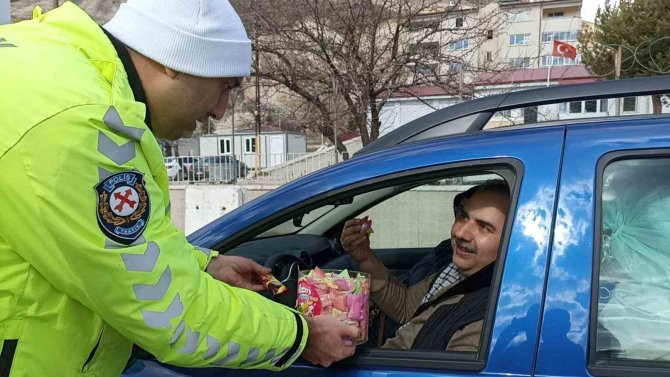 Polisler Yoldan Geçen Depremzede Aileleri Moral Oldu