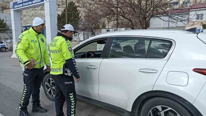 Polisler Yoldan Geçen Depremzede Aileleri Moral Oldu