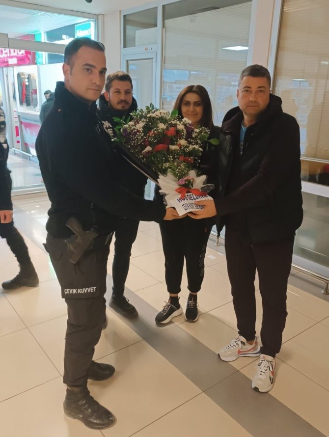 İ̇skenderun Kafilesi Van’da Çiçeklerle Karşılandı