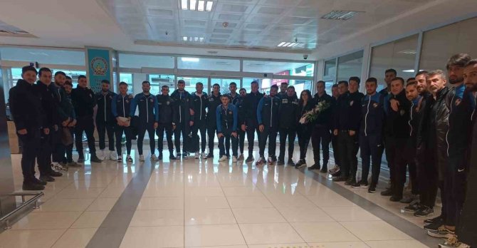 İ̇skenderun Kafilesi Van’da Çiçeklerle Karşılandı