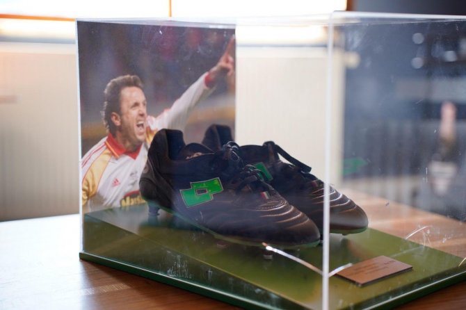 Depremzede Çocuklar İçin Nadal’ın Raketi Ve Tişörtü Satışa Çıktı