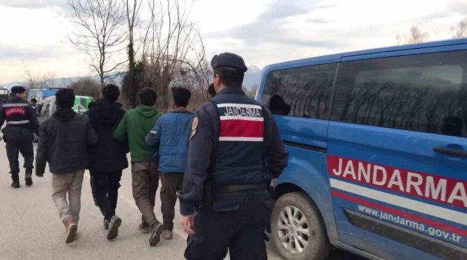 Ülkeye Kaçak Yollarla Giren 7 Yabancı Uyruklu Şahıs Yakalandı