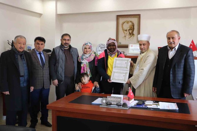 Ugandalı Namubıru’da İ̇slam’ı Seçip Zeynep İsmini Aldı