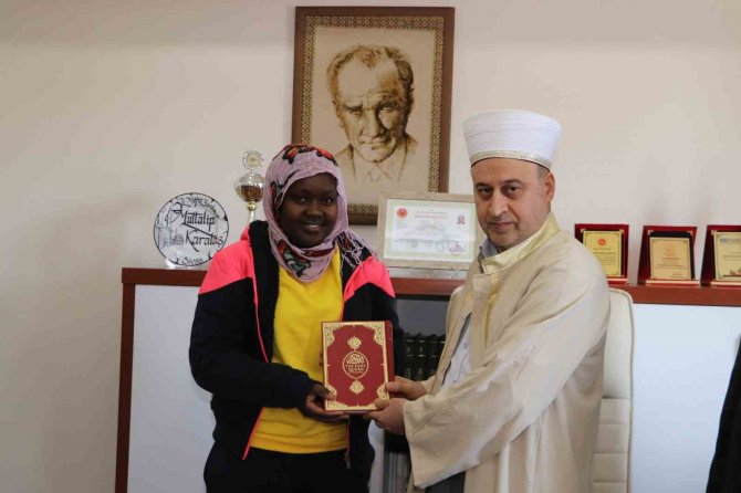 Ugandalı Namubıru’da İ̇slam’ı Seçip Zeynep İsmini Aldı