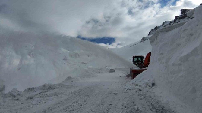 Van-bahçesaray Yolu 42 Gün Sonra Ulaşıma Açıldı