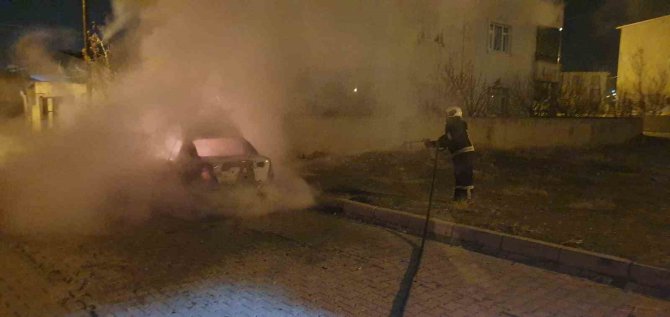 Park Halindeki Otomobil Alev Alev Yandı
