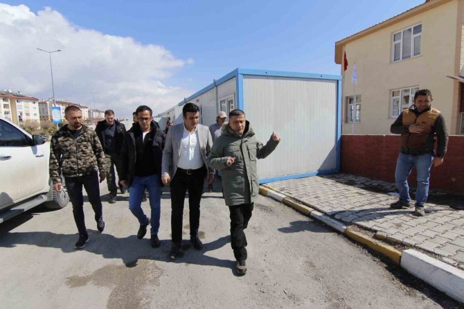 Erciş Belediyesinden Deprem Bölgesine 60 Konteynır Ev Desteği
