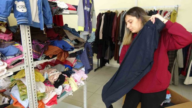 Acılarını Yurtta Diğer Depremzedelere Yardım Ederek Atlatıyor