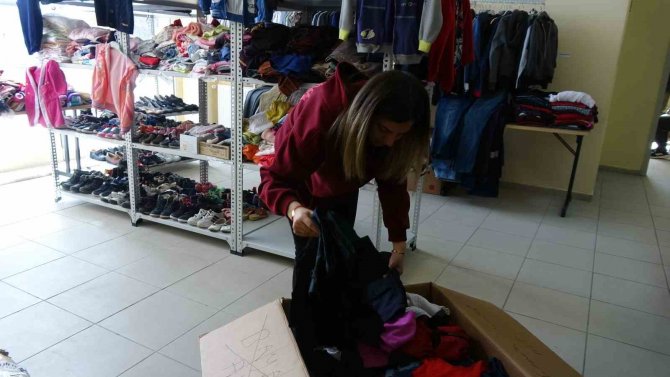 Acılarını Yurtta Diğer Depremzedelere Yardım Ederek Atlatıyor
