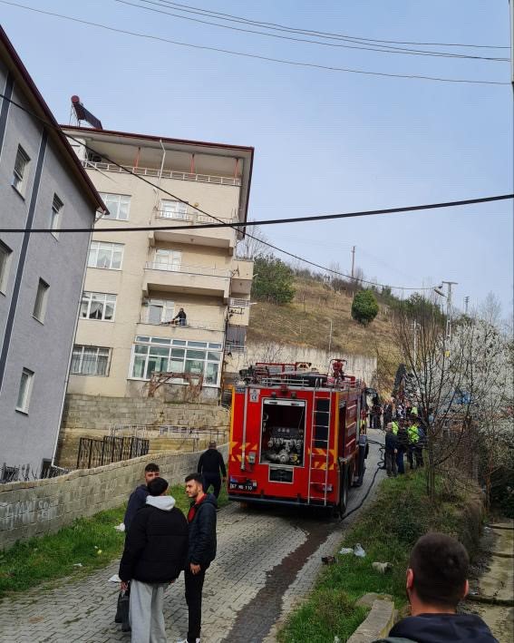 Bahçede Çıkan Yangın Apartmanın Balkonuna Sıçradı