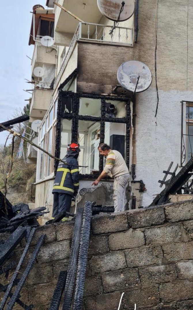 Bahçede Çıkan Yangın Apartmanın Balkonuna Sıçradı