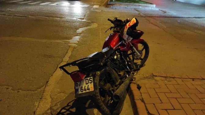 Motosiklet Üzerinde Şov Kazayla Noktalandı: 2 Yaralı