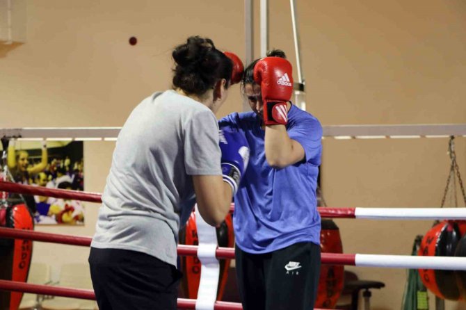 Kadın Milli Boksörlerin Hedefi Dünya Şampiyonu Olmak