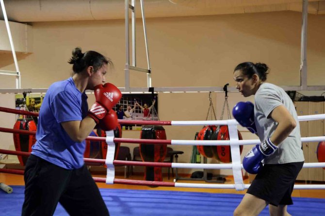 Kadın Milli Boksörlerin Hedefi Dünya Şampiyonu Olmak