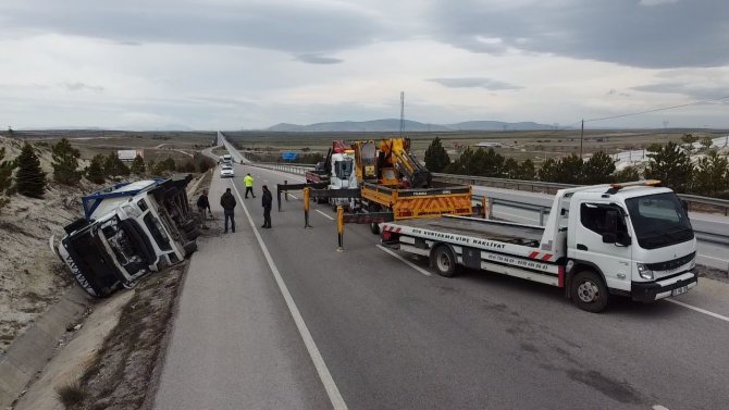 Kimyasal Madde Yüklü Tırın Devrildiği Kazada Büyük Panik Yaşandı