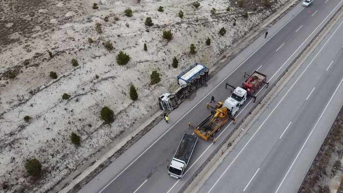 Kimyasal Madde Yüklü Tırın Devrildiği Kazada Büyük Panik Yaşandı