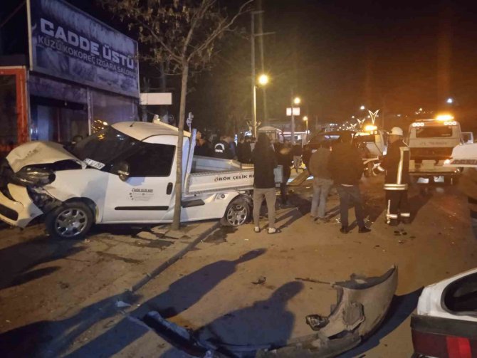 Afyonkarahisar’da 16 Yaşındaki Sürücü Park Halindeki İki Araca Çarptı: 1 Ölü, 4 Yaralı