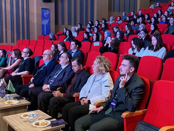Altınbaş Üniversitesi Öğrencilerinden Eczacılık Kongresi