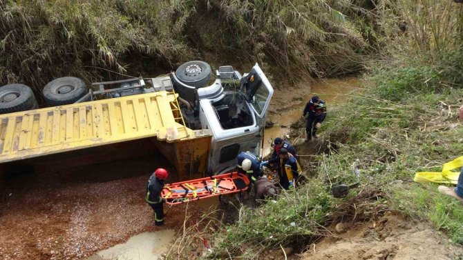 Belediyeye Ait Kamyon Yol Yapımı Sırasında Dereye Uçtu: 1 Yaralı