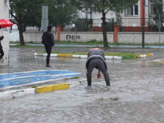 Burhaniye’de Sağanak Yağmur Yolları Göle Çevirdi