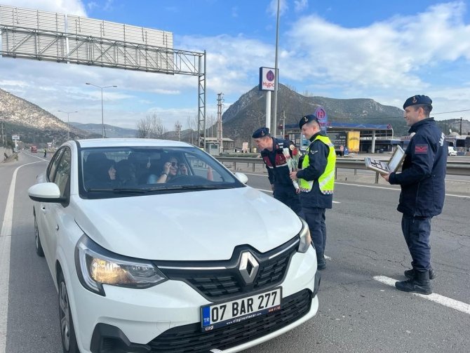 Yol Kontrollerinde Bayan Sürücülere Karanfil Verildi