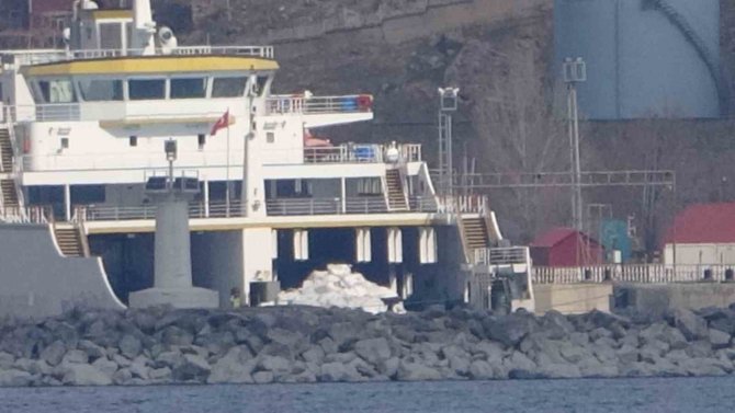 Feribottan Van Gölü’ne Düşen Vagonların İçindeki Torbalar Sahile Vurdu