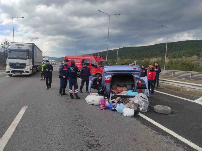 Tem’de Otomobil Takla Attı: Anne Ve Oğlu Yaralandı