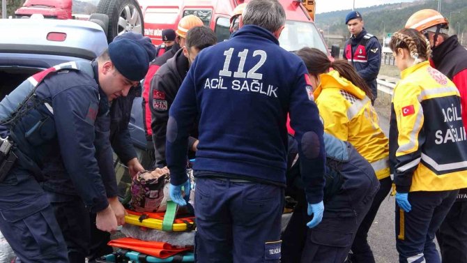 Tem’de Otomobil Takla Attı: Anne Ve Oğlu Yaralandı