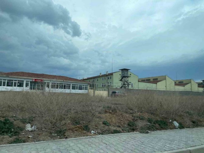 1983 Yılından Beri Hizmet Veriyordu, Deprem Tedbiri Sebebi İle Boşaltıldı